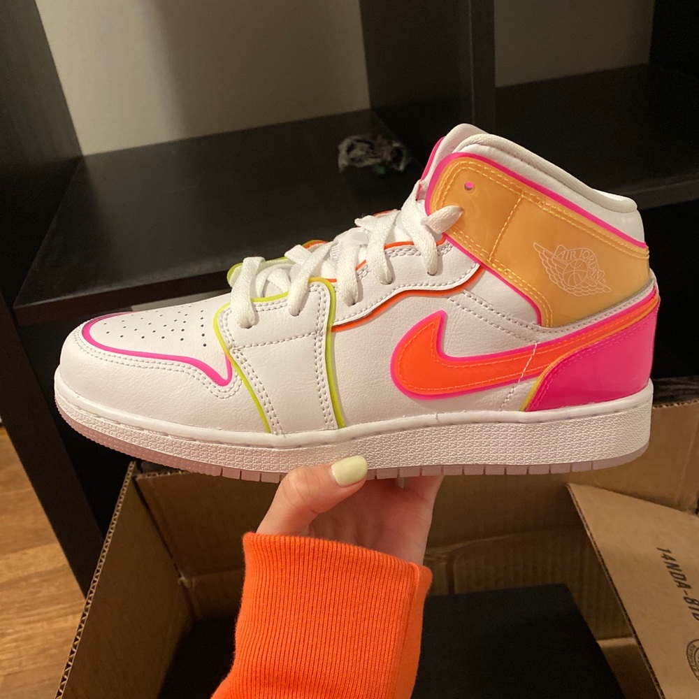 Rare Nike Air Jordan 1 ‘Edge Glow’ Women’s 7.5